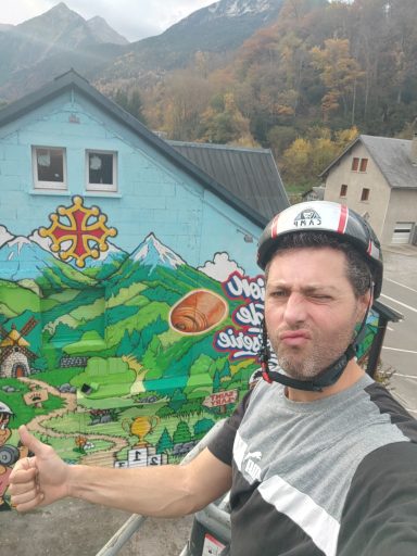 Oui c'est moi , le casque me rend si beau ! Fresque geante graffiti max le tagueur maison ravenel sebastien lagrue phoenix initiative
